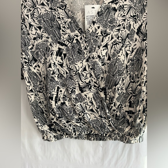 ASTR the Label Black White Collage Floral Print Surplice Blouse Top Size XS - Picture 6 of 12